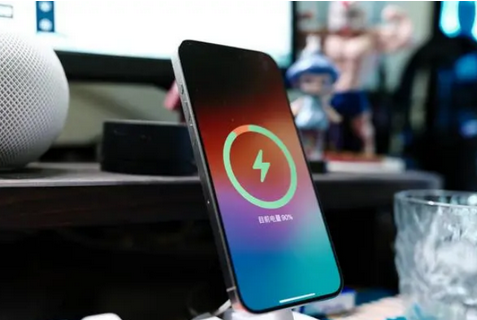 城阳苹果15换屏服务分享用什么充电器给iPhone15充电更好 